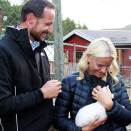The Crown Prince and Crown Princess visit the Tyrili Foundationin at Frankmotunet. Here with the the puppy Candy (Photo: Lise Åserud / Scanpix).